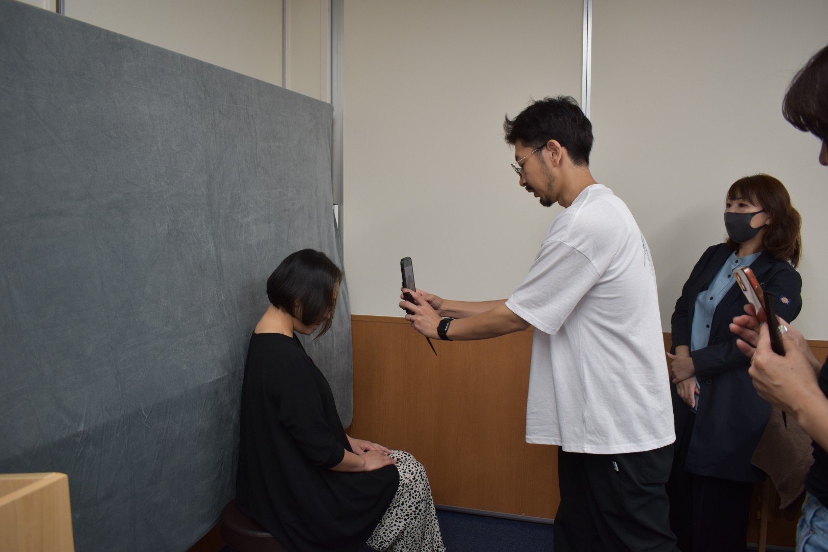 講師の指導を受けながら学ぶ様子